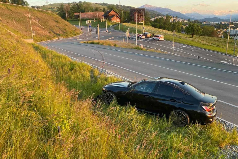 Baar ZG - Bei Unfall Hydrant umgefahren