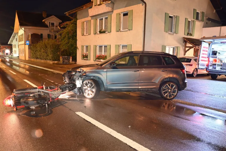 Aesch LU – Motorradfahrer kollidiert mit Auto