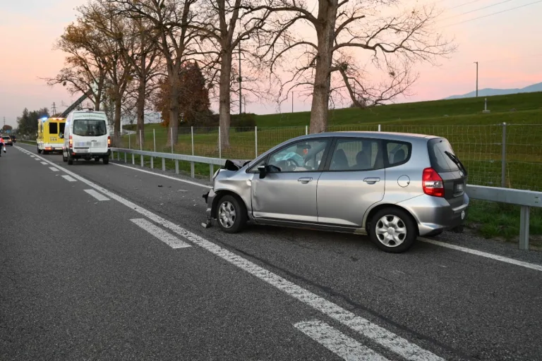Widnau SG - Unfall zwischen Auto und Lieferwagen