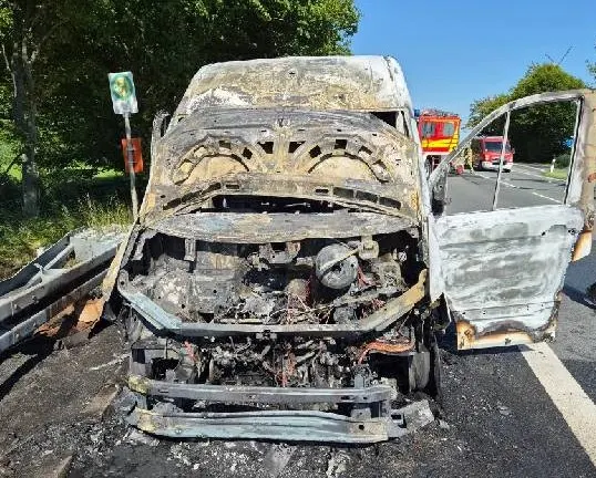 Stadland – Transporter gerät während der Fahrt in Brand