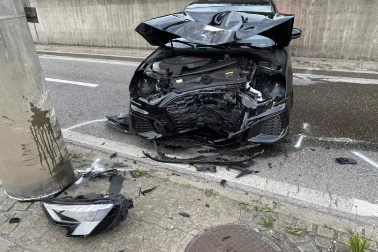 Verkehrsunfall in St.Gallen - Junglenker alkoholisiert gegen Pfeiler geprallt
