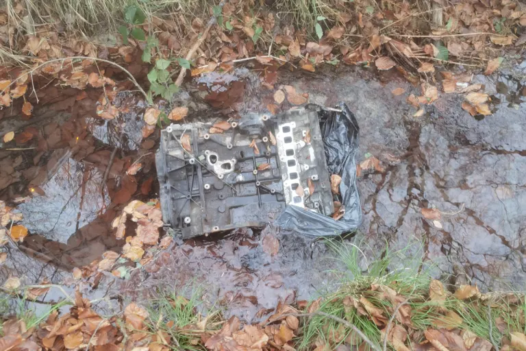 Rodgau Seligenstadt HE – Motorblock illegal in Wassergraben entsorgt