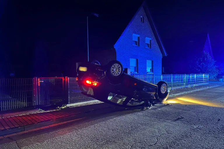 Schermbeck NW  - Mit dem Auto überschlagen 