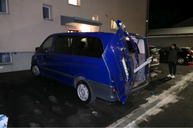 Unfall in Niederurnen GL - Lastwagen prallt in Personenwagen mit offener Heckklappe