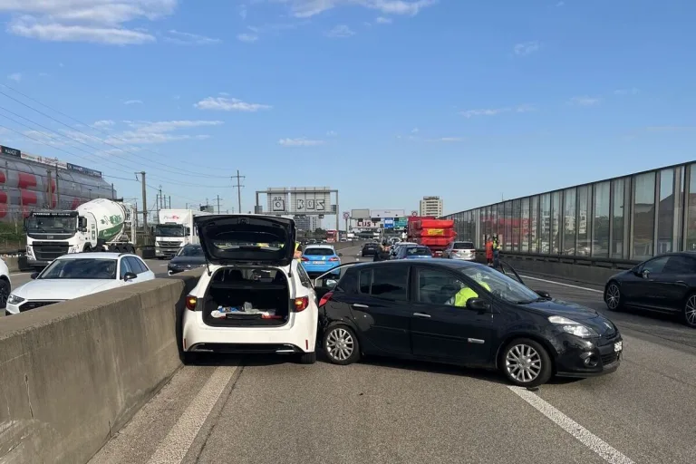 Muttenz BL - Grosser Rückstau nach Unfall auf der A2 