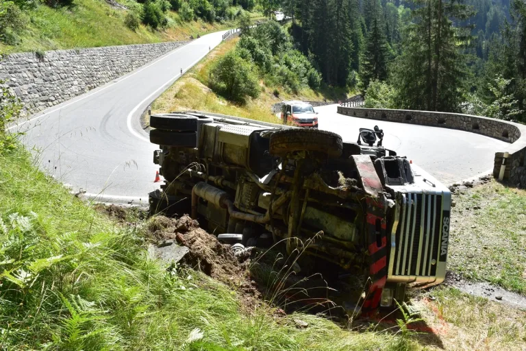 Unfall in Bergün GR - Lastwagen in einer Linkskurve geradeaus gefahren