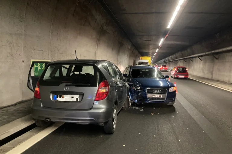 Obstalden GL - Unfall auf der A3 - Auto gerät auf die Gegenfahrbahn