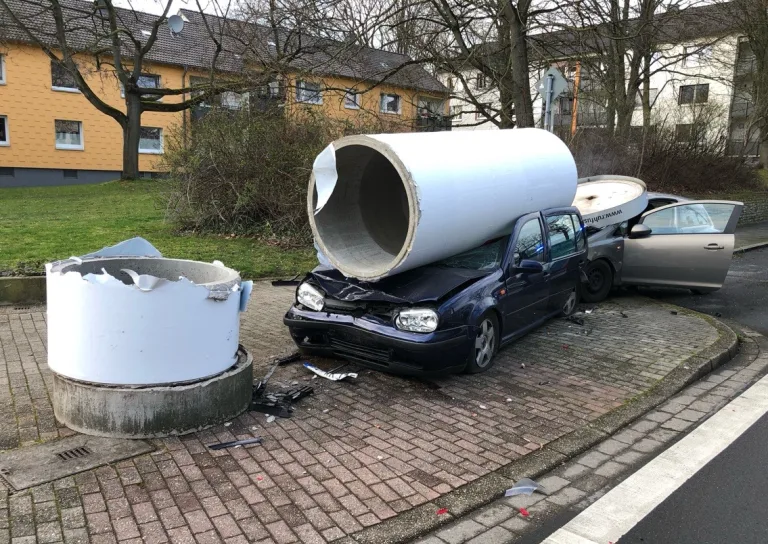 Dortmund: Fahrerin rammt mehrere Autos - Litfaßsäule kippt um