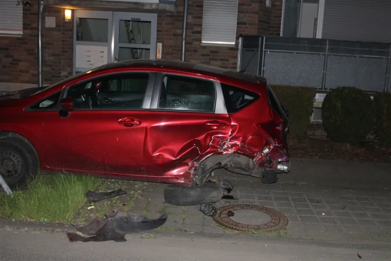 Düren - Unter Drogen- und Alkoholeinfluss Unfall gebaut 