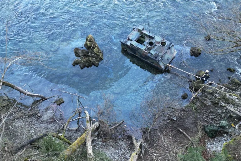 Unfall in Uttigen BE – Panzer der Schweizer Armee stürzt in die Aare