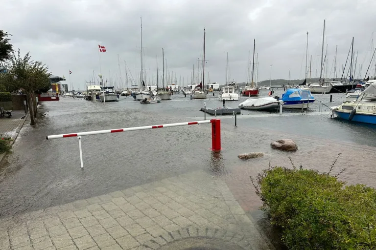 Schleswig-Holstein - Viel Schaden und eine tote Person nach Sturmflut