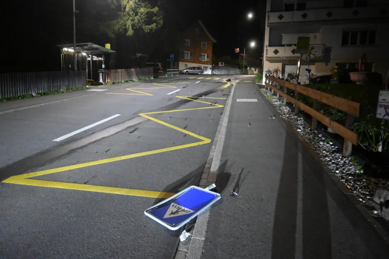 Triesen – Betrunken auf Gegenfahrbahn in Verkehrsschild gekracht