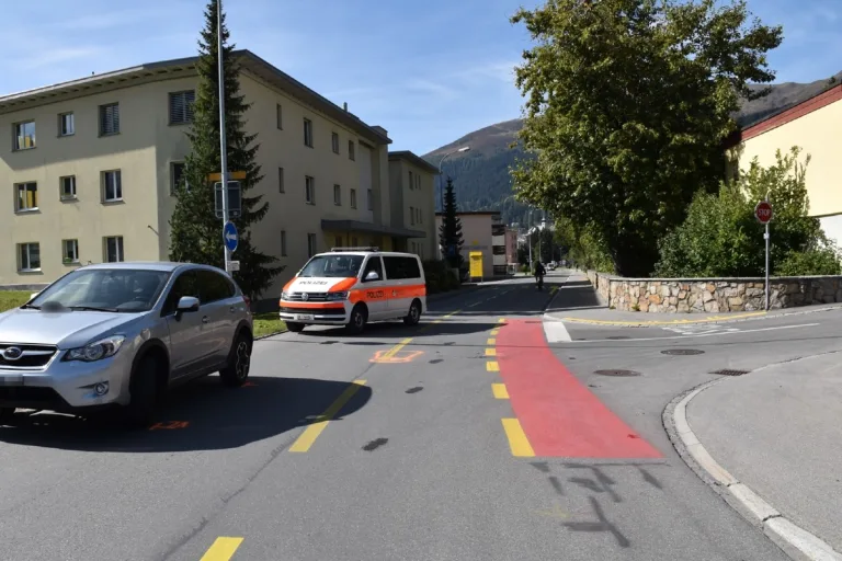 Davos Platz GR - Fahrradfahrer nach Kollision mit Auto schwer verletzt