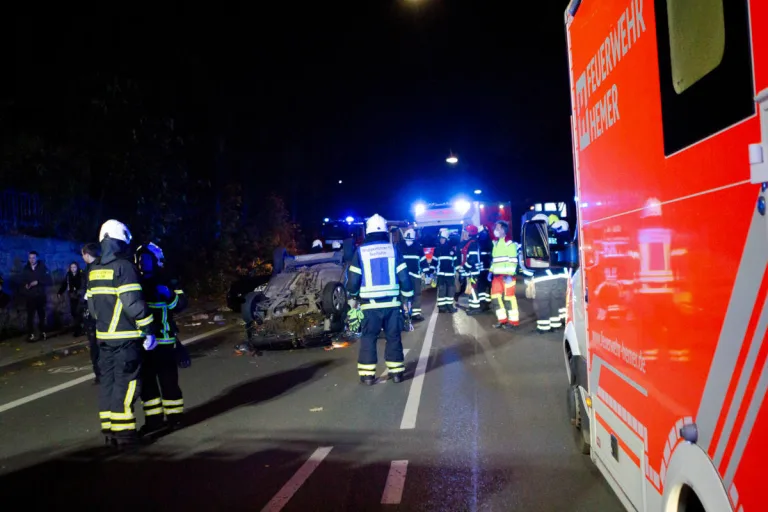 Iserlohn – Mehrere Personen bei schwerem Verkehrsunfall in Fahrzeug eingeklemmt