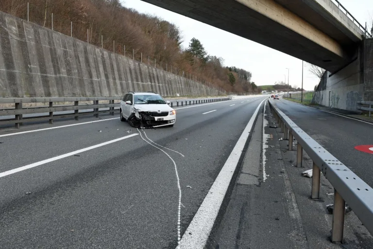 Knutwil LU - Skoda kollidiert auf A2 mit Anpralldämpfer