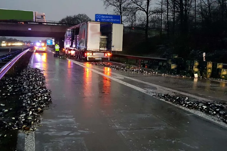 Landkreis Verden - Lkw verliert Bierkisten!