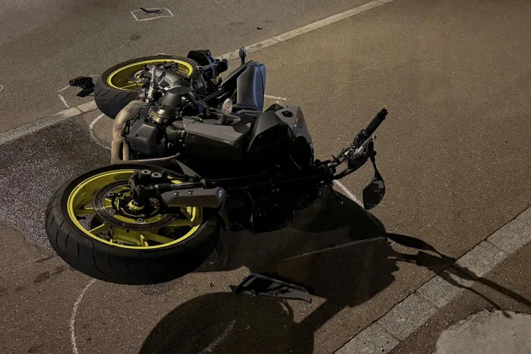 Dübendorf ZH – 15-jähriger Motorradlenker nach Unfall verstorben