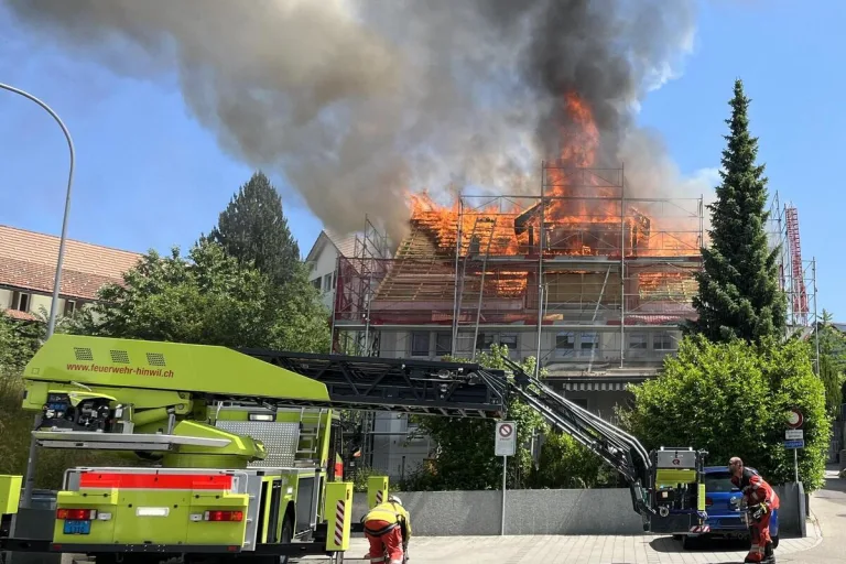Adetswil ZH - Brand hinterlässt hohen Sachschaden