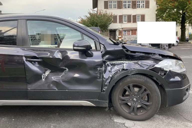 Netstal GL - Traktor prallt gegen ein Auto
