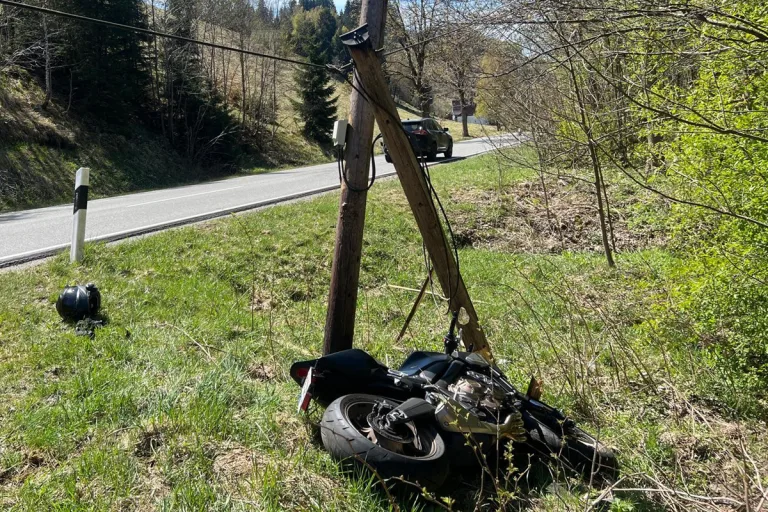 Oberharz – Motorradfahrer prallt bei Alleinunfall gegen Mast