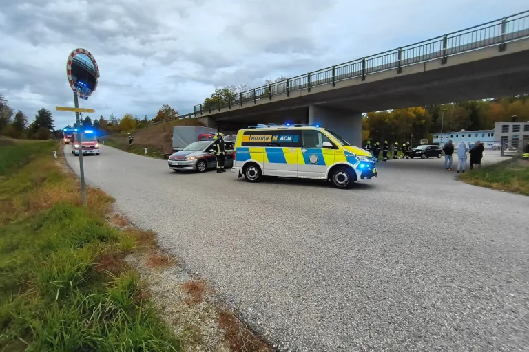 Unfall in Waidhofen an der Thaya – Pkw prallt gegen Brückenpfeiler