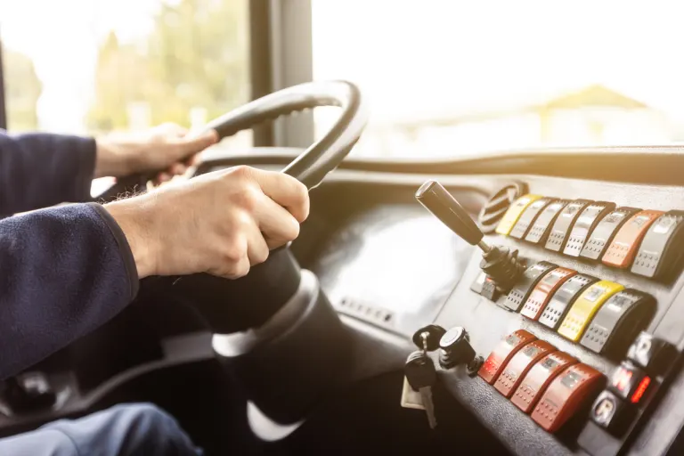 Wiesbaden – Teenager fährt Freundin mit gestohlenem Bus zur Schule