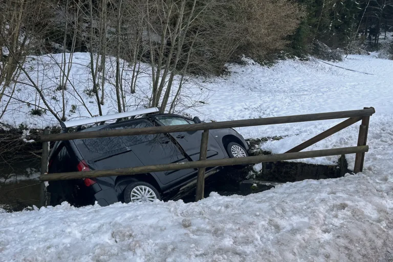 Ufhusen LU - Auto auf vereister Fahrbahn verunfallt 