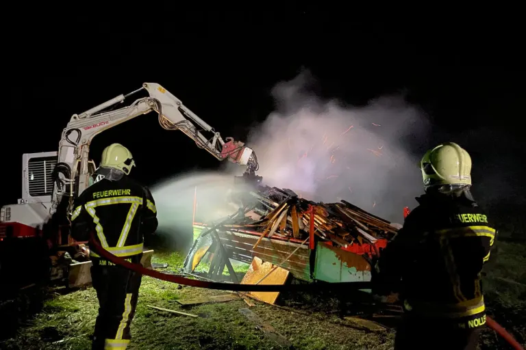 Schönholzerswilen TG – Anhänger mit Holz in Brand geraten