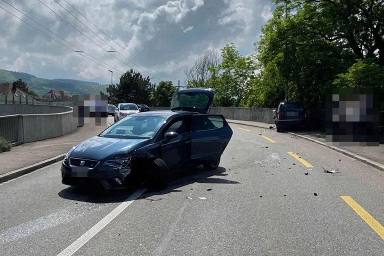 Dornach SO - Auto gerät auf Gegenfahrbahn - Strasse nach seitlich-frontaler Kollision nur noch verzögert passierbar
