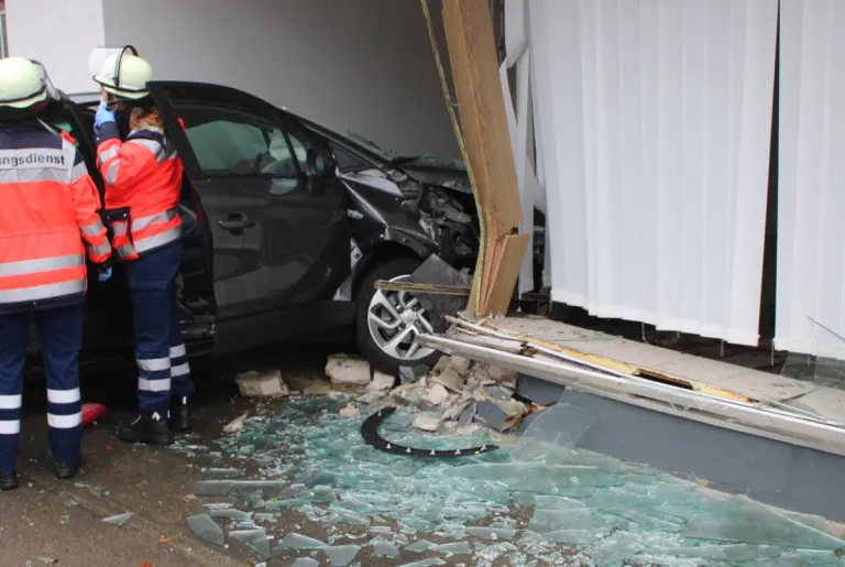 Hüllhorst – PKW durchbricht Schaufensterfront eines Gebäudes in Hüllhorst