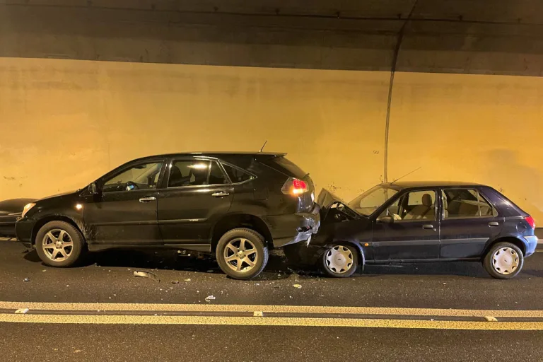 Flüelen UR – Auffahrunfall zwischen zwei Autos im Flüelertunnel