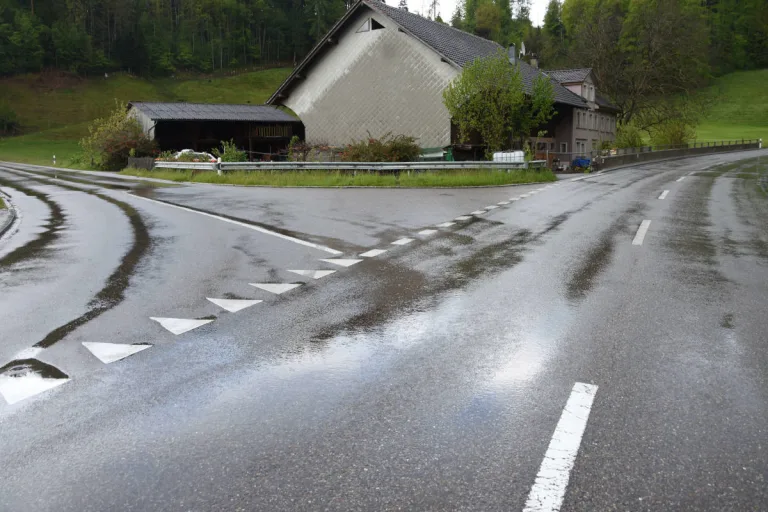 Flawil SG – Mit Auto gegen Leitplanke gefahren und abgehauen