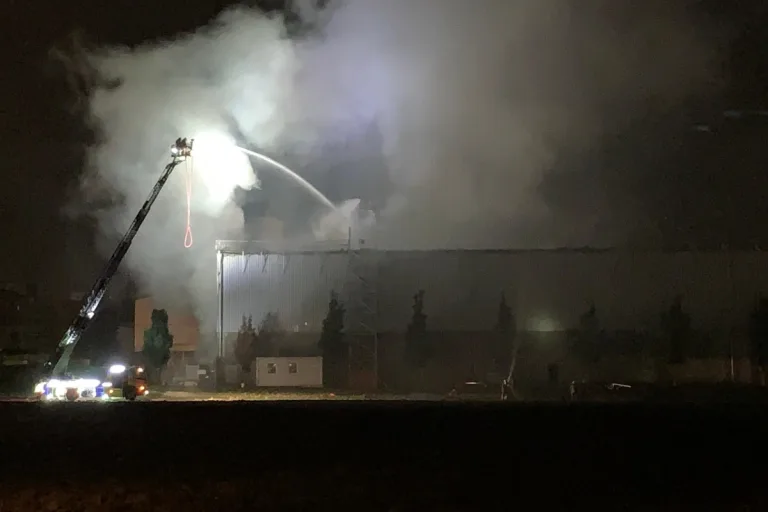 Glattbrugg ZH - Recyclinganlage gerät in Brand - Schaden über eine Million Franken