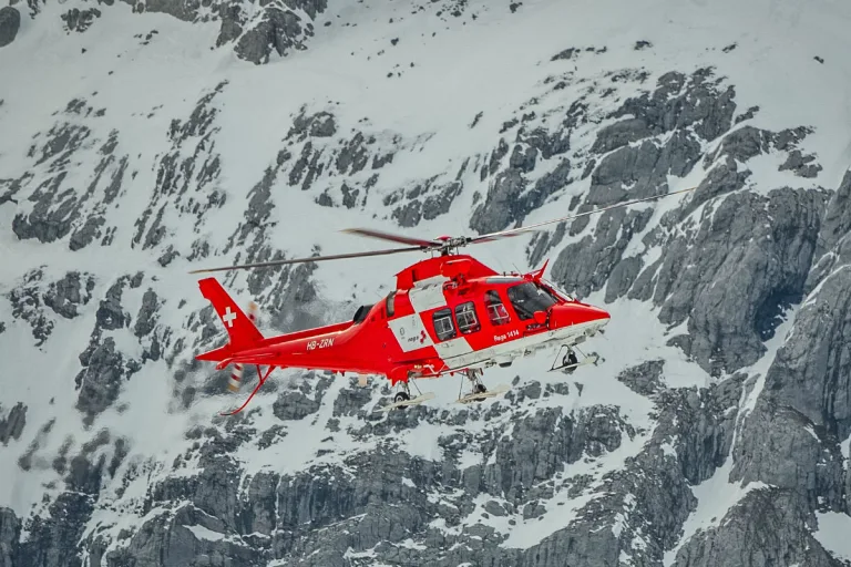  Les Diablerets VD - Pistenraupe stürzt mehrere hundert Meter einen Hang hinunter