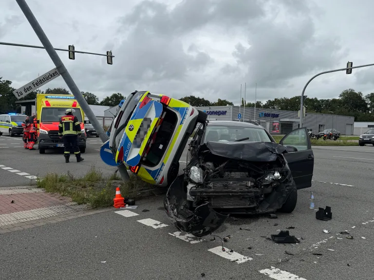 Aurich – Vier Verletzte bei Unfall mit Polizeifahrzeug