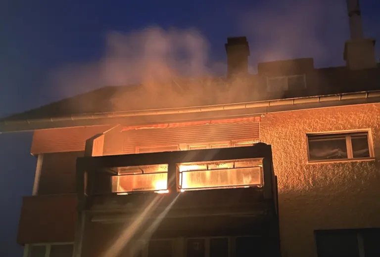 Stadt St. Gallen: Brand auf Balkon in Mehrfamilienhaus
