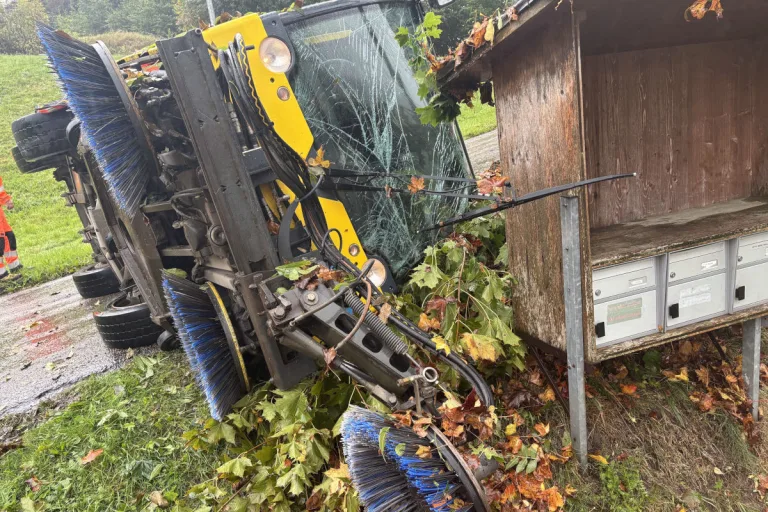 Lichtensteig SG – Junge Frau bei Unfall mit Kehrmaschine verletzt