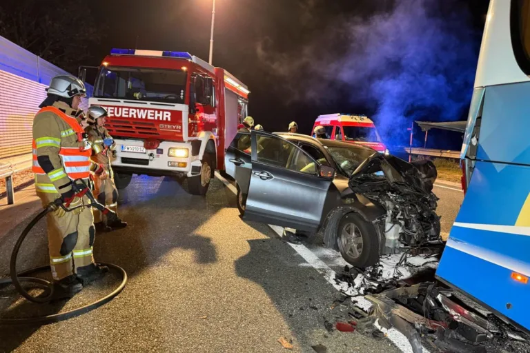 A12 Vomp T – Pkw prallt bei Unfall gegen Reisebus