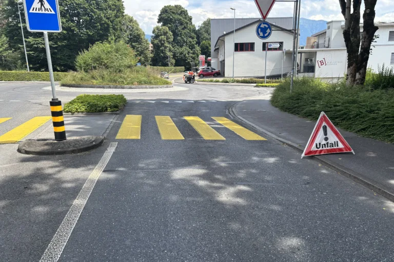 Unfall in Uznach SG – Auto in Kreisverkehr mit Motorrad kollidiert
