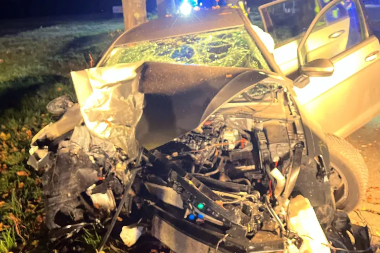 Senden NRW – Fahrer (38) prallt gegen Baum und wird schwer verletzt