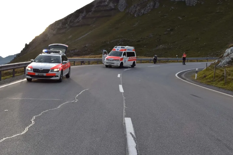Bivio GR - Motorradlenkerin prallt auf der Julierstrecke in Leitplanke