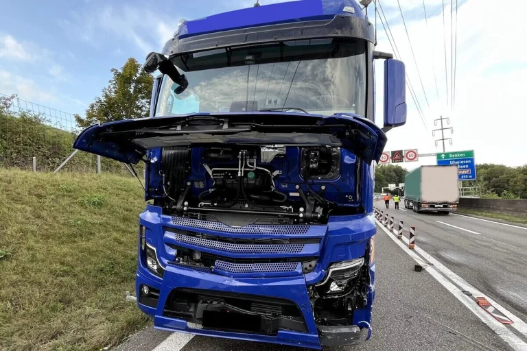 Flurlingen ZH - Frontal mit einem entgegenkommenden Lastwagen kollidiert