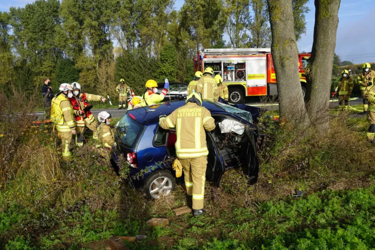 Ratingen-Breitscheid – PKW rast gegen Baum