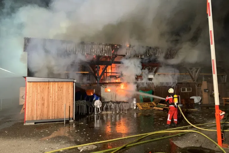 Landquart GR - Brand zerstört Holzgebäude