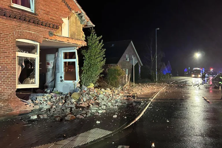 Weener – Betrunkener Autofahrer reißt bei Unfall Hauswand ein