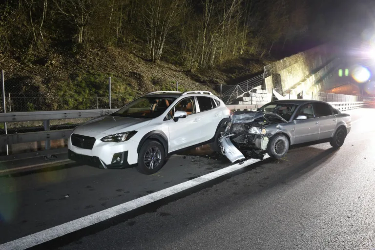 A2 Luzern – Erst gegen Tunnelbankett und dann in Vordermann gekracht