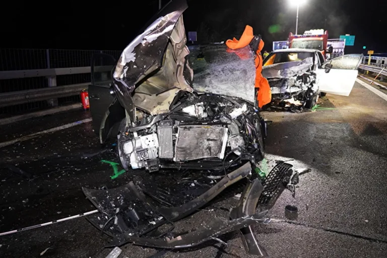 Geisterfahrer auf der A2 bei Wassen UR - Mehrere Personen nach Unfall schwer verletzt