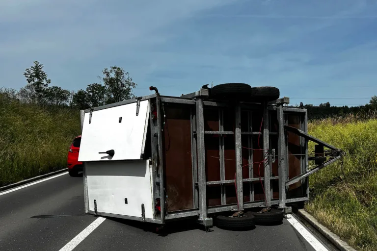 Emmenbrücke LU – Anhänger löst sich und kippt auf Fahrbahn