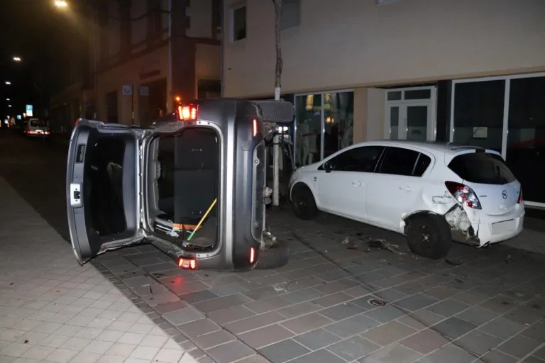 Warburg – Umgekippter Pkw nach Zusammenstoß mit parkendem Auto