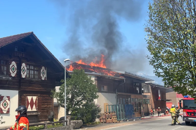 Schaan FL – Photovoltaik-Anlage löst Brand auf Dach aus